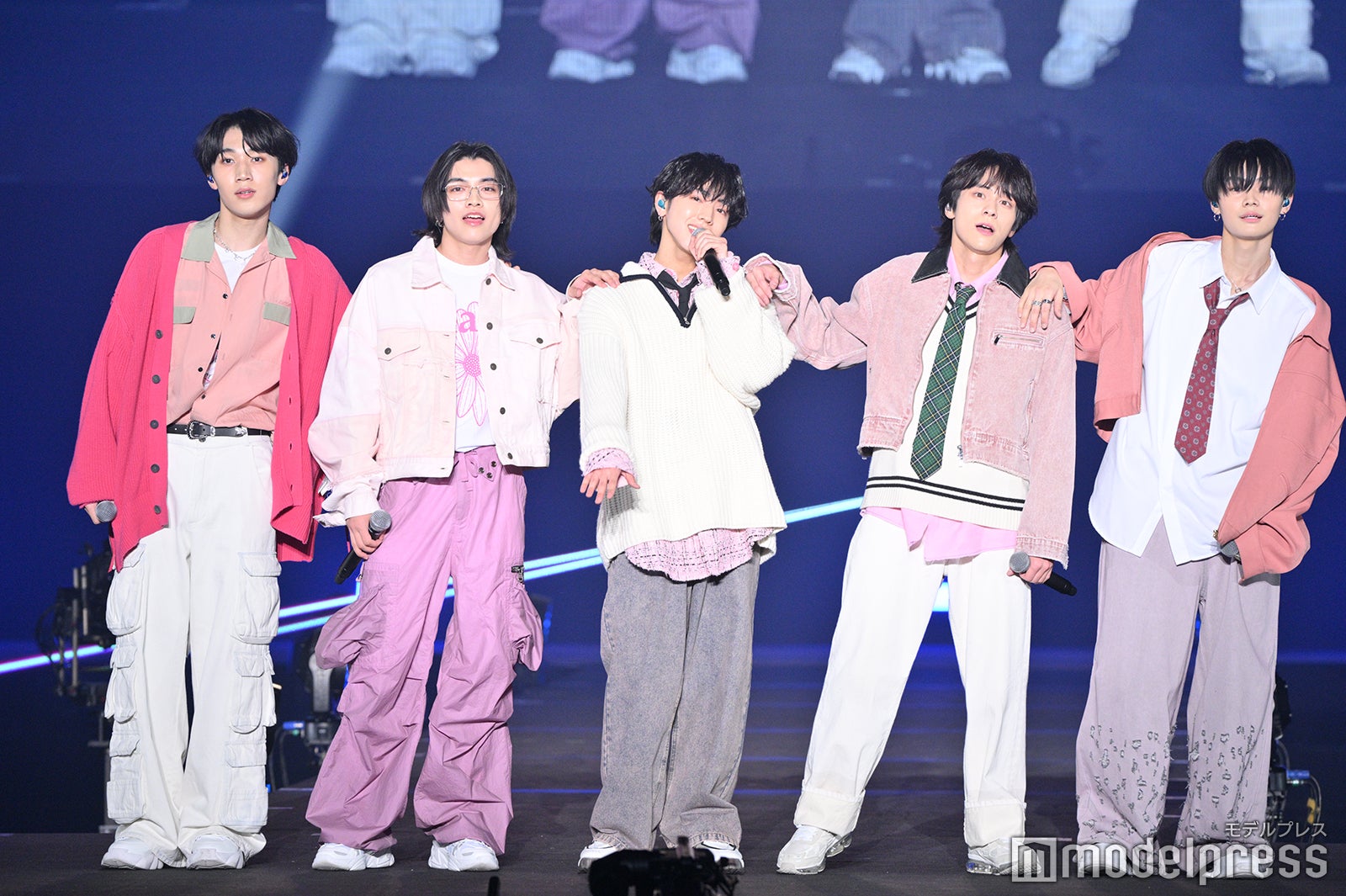 WILD BLUE、ピンク衣装姿が可愛い パフォーマンス中に「あけおめ