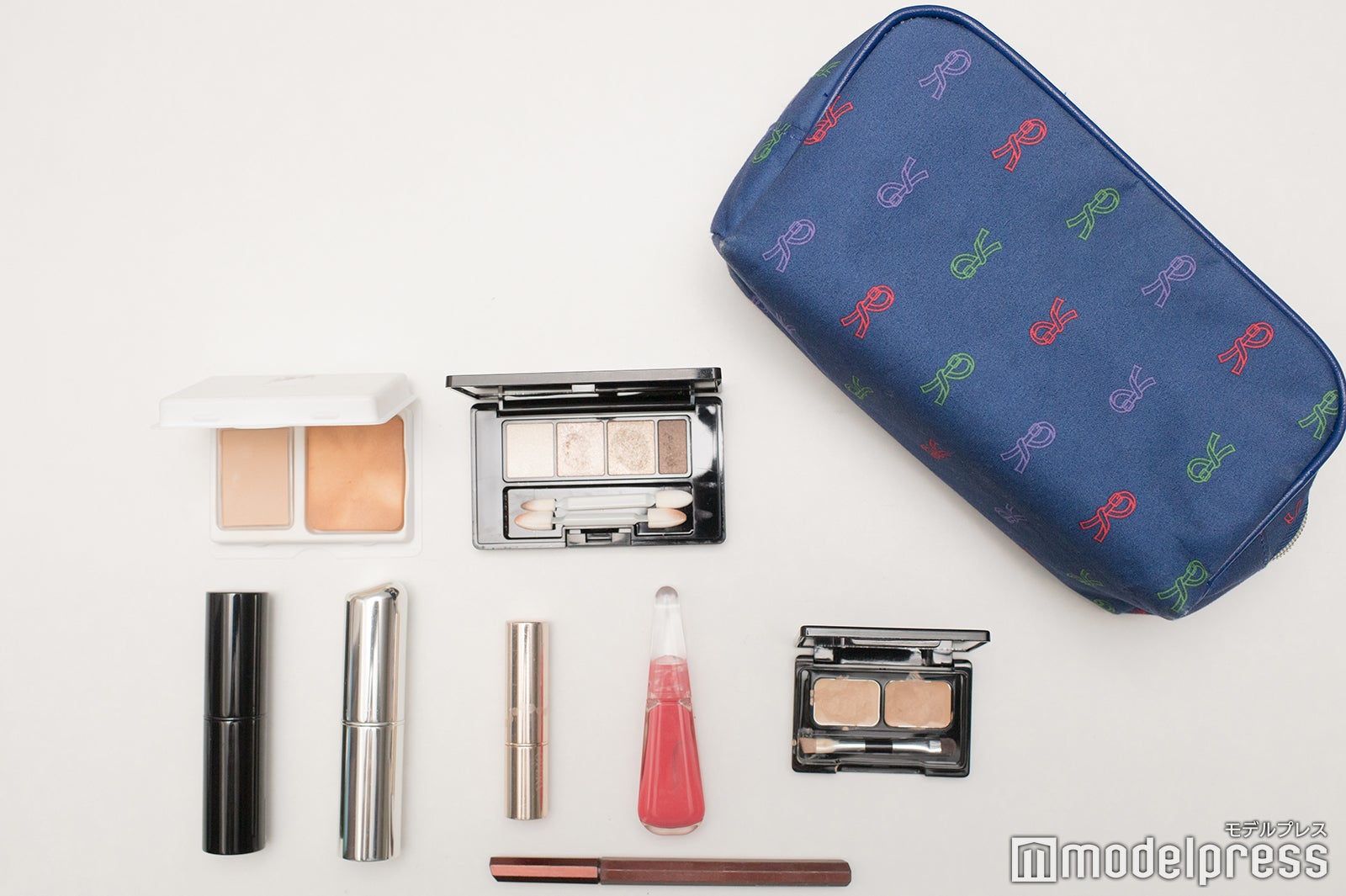 久慈暁子アナウンサーのポーチの中身は？（C）モデルプレス