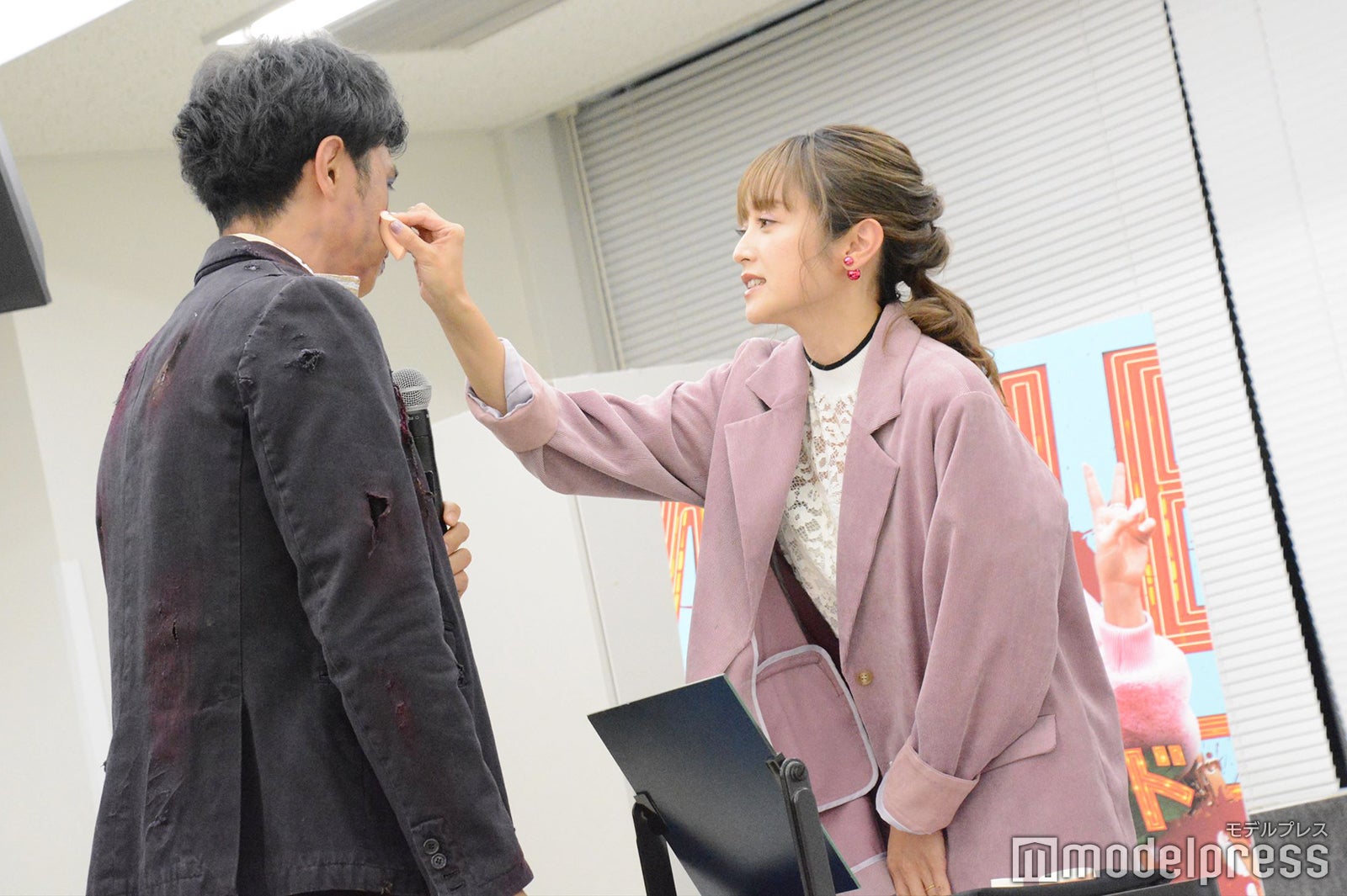 小島よしおにメイクする安達祐実（C）モデルプレス