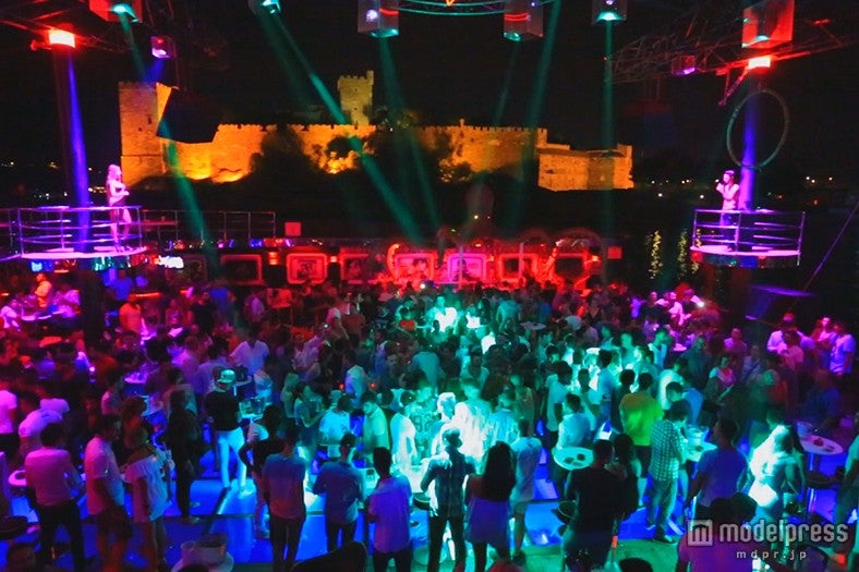 船上クラブ「クラブ・カタマラン」入場料1ドリンク付き約2，760円／セキュリティが厳重なので安心／画像提供：TBS