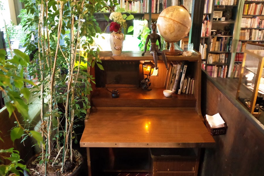 アール座読書館店内