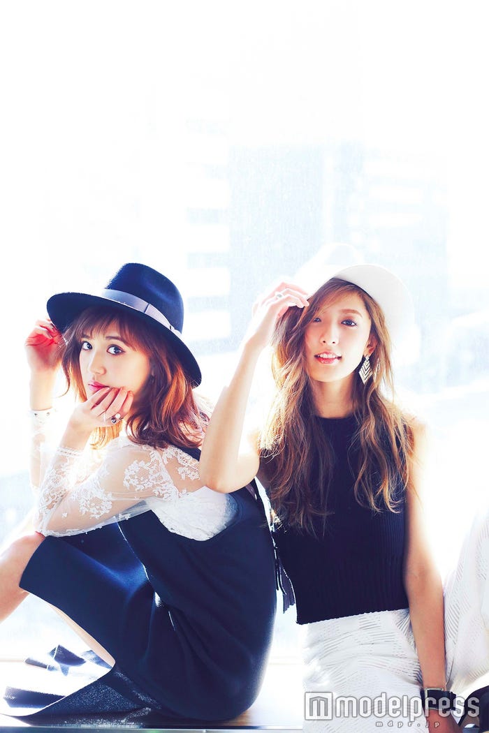 藤井夏恋、藤井萩花/初のスタイルブック「ANTITHESE(アンチテーゼ)」より(画像提供:LDH)