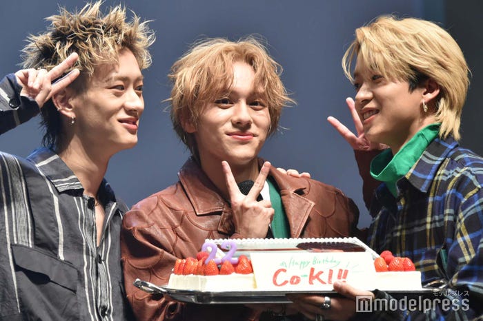 山下幸輝にキスする前に目を合わせる森英寿、森愁斗(C)モデルプレス