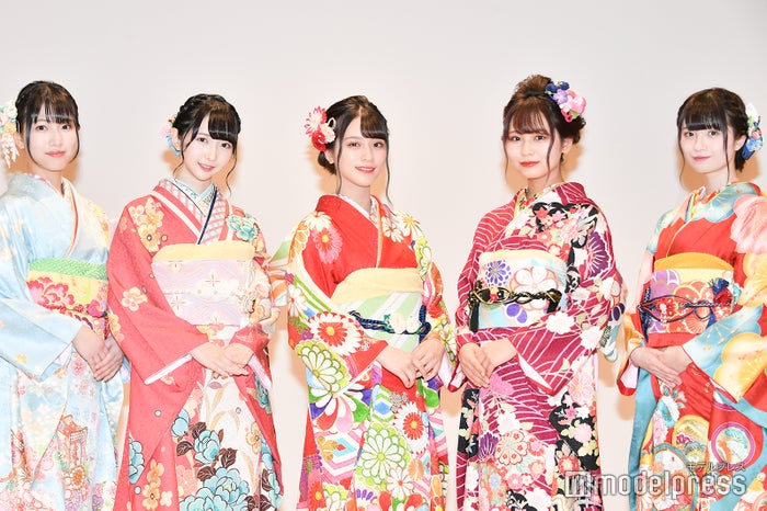 （左から）蟹沢萌子、谷崎早耶、佐々木舞香、大場花菜、菅波美玲 （C）モデルプレス