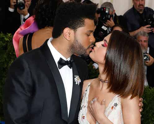 セレーナ・ゴメス&ザ・ウィークエンド、堂々キスショットも 2人揃って「MET GALA」に登場