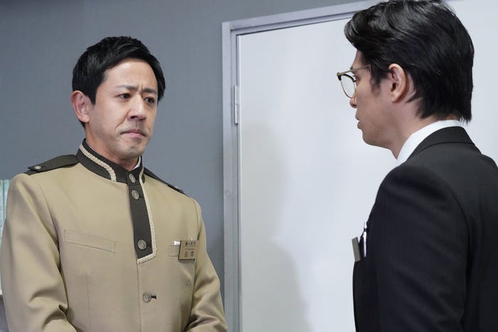 濱津隆之、赤ペン瀧川/「競争の番人」第2話より(C)フジテレビ