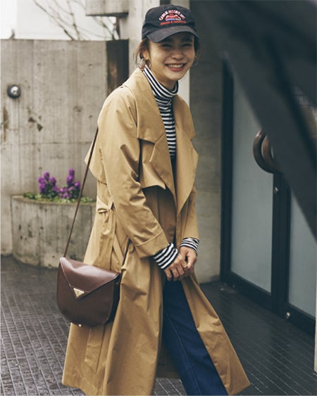 トレンチコートでカジュアルに（C）TOPLOG