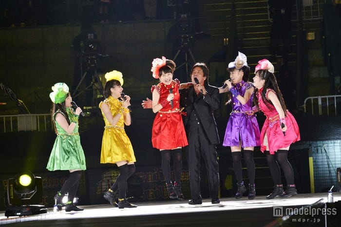 ももいろクローバーZ&松崎しげる/photo by Hajime Kamiiisaka