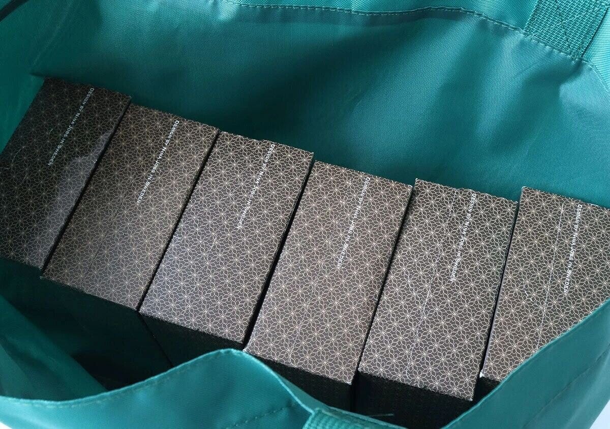 紀ノ国屋×ハローキティのお買い物バッグにボックスティッシュが6箱入っている