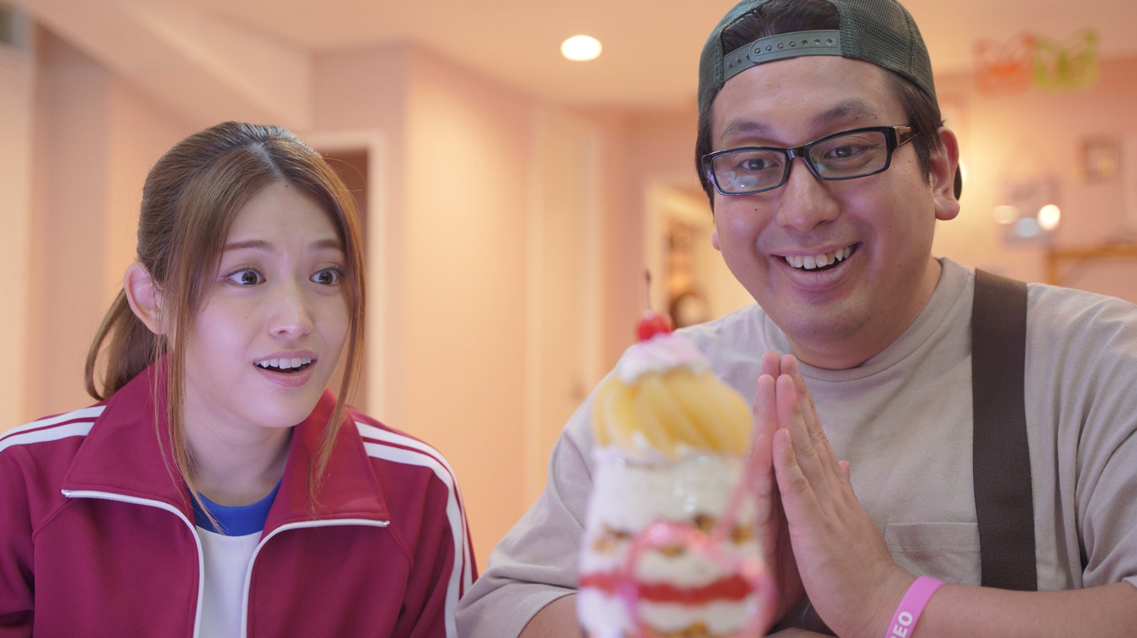 松村沙友理、ジャンボたかし／「推しが武道館いってくれたら死ぬ」第5話より （C）A／T，O・A