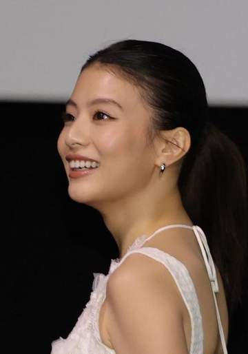 まじで顔ちっちゃ！ 出口夏希、美しすぎる舞台挨拶 ワンピの紐、揺れてほどけそう！？「可愛すぎやしないか」「レベチ」