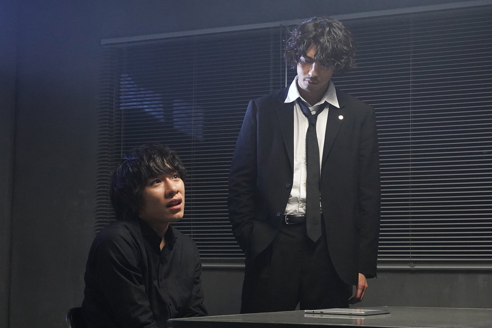 落合モトキ、賀来賢人／「ニッポンノワール―刑事Yの反乱―」第5話より（C）日本テレビ