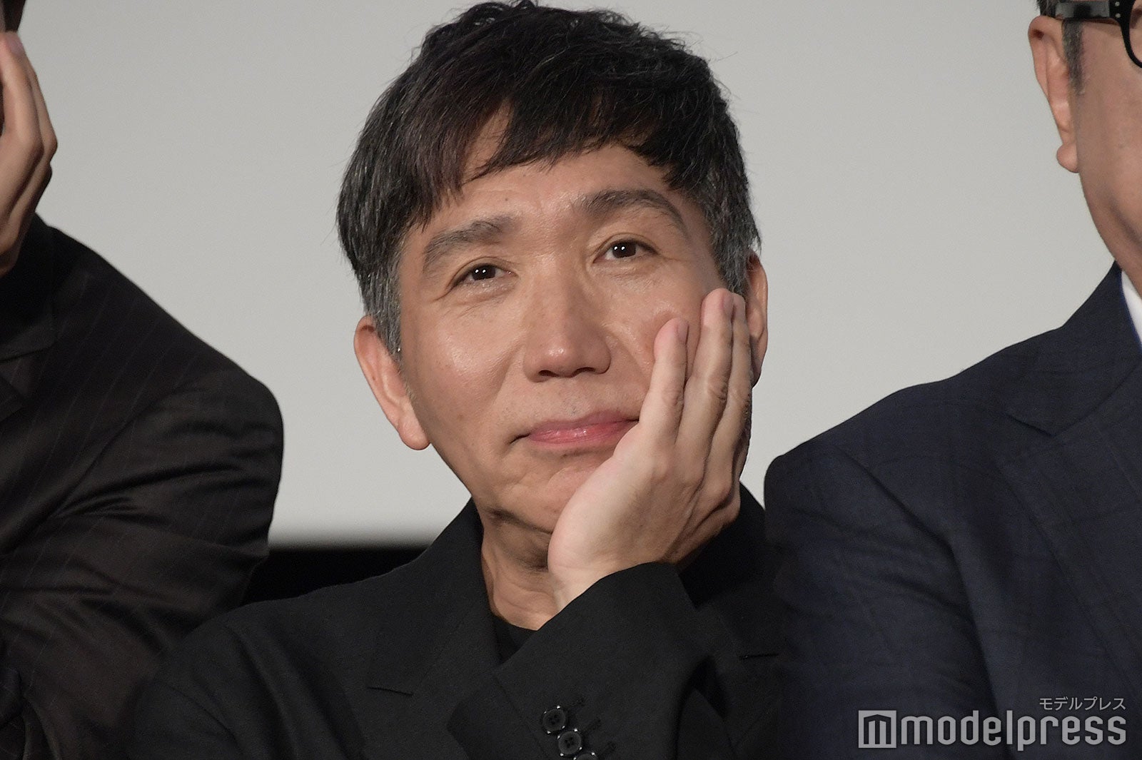 太宰ポーズをとる梶原善（C）モデルプレス