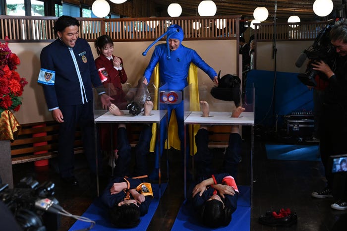 盛山晋太郎、小芝風花、高橋文哉、矢部浩之、岡村隆史(C)日本テレビ