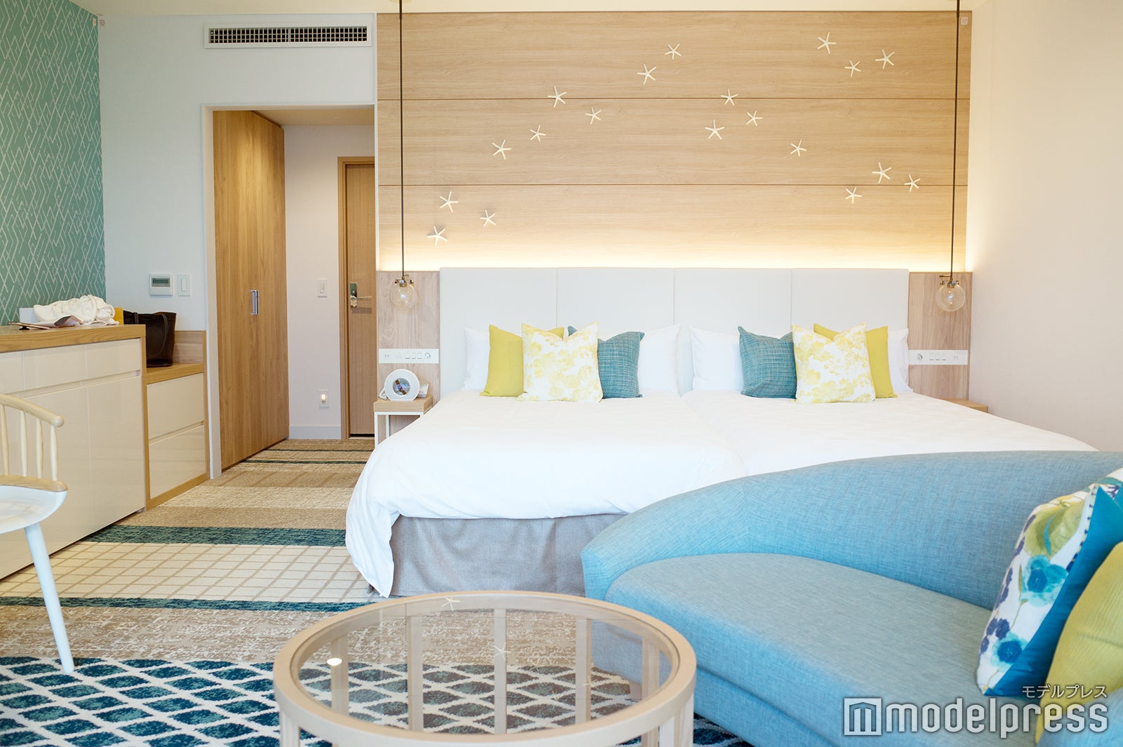 ベッド脇の目覚まし時計はBluetooth対応スピーカー付き（C）モデルプレス