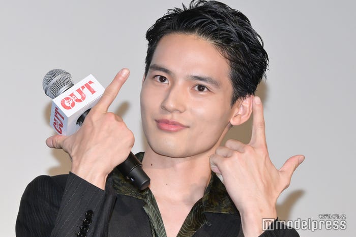 「Go to the TOP」ポーズを決める水上恒司(C)モデルプレス