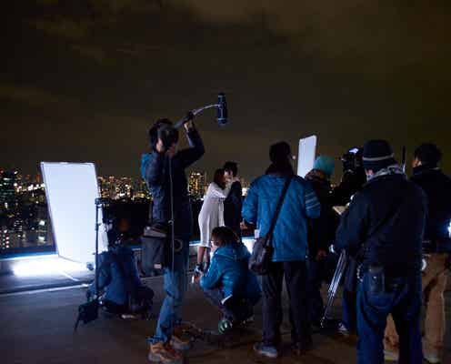 乃木坂46白石麻衣の初キスシーン 極寒の屋上で、本郷奏多と模索した「意志のあるキス」<撮影現場レポート>