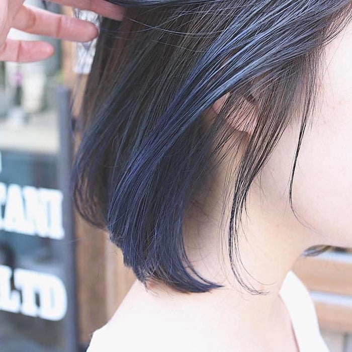 青のインナーカラーのヘアカタログ特集 ブルーに合うベースの髪色って モデルプレス