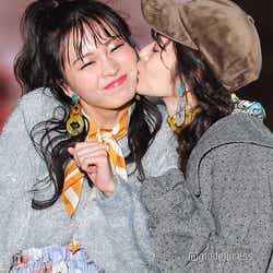 モデルプレス - 鈴木愛理、岡崎紗絵にキス キュートなおねだりに歓声<GirlsAward 2018 A/W>