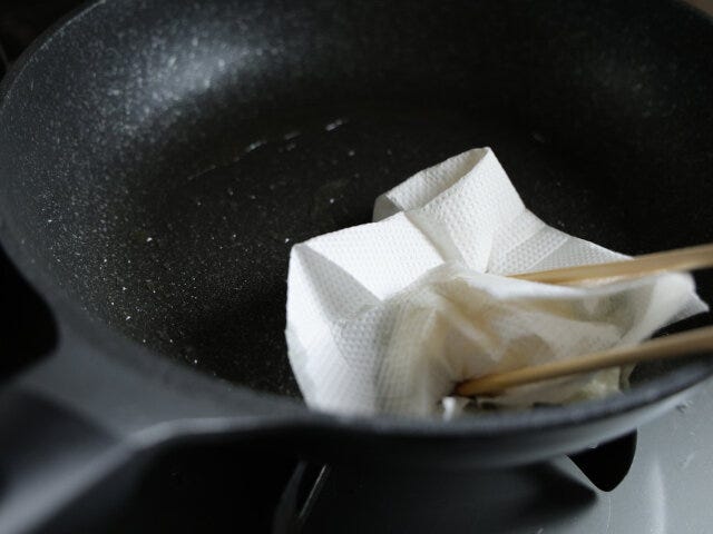 フライパンに残った油をキッチンペーパーでふき取る。