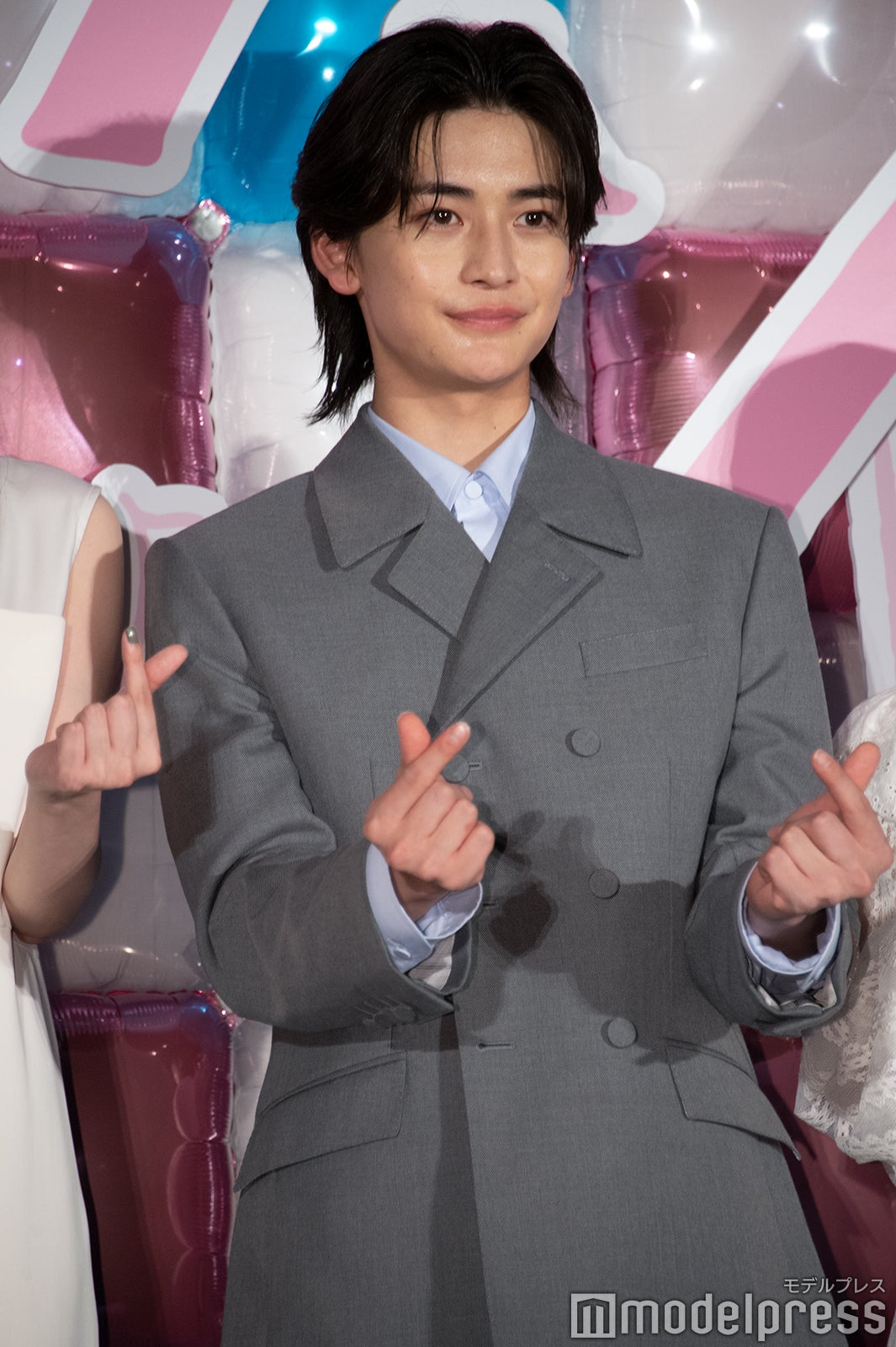 指ハートを決める高橋文哉（C）モデルプレス