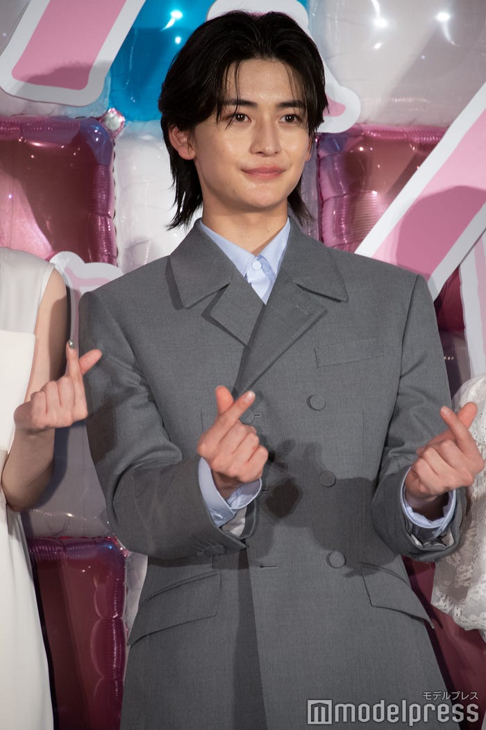 指ハートを決める高橋文哉(C)モデルプレス