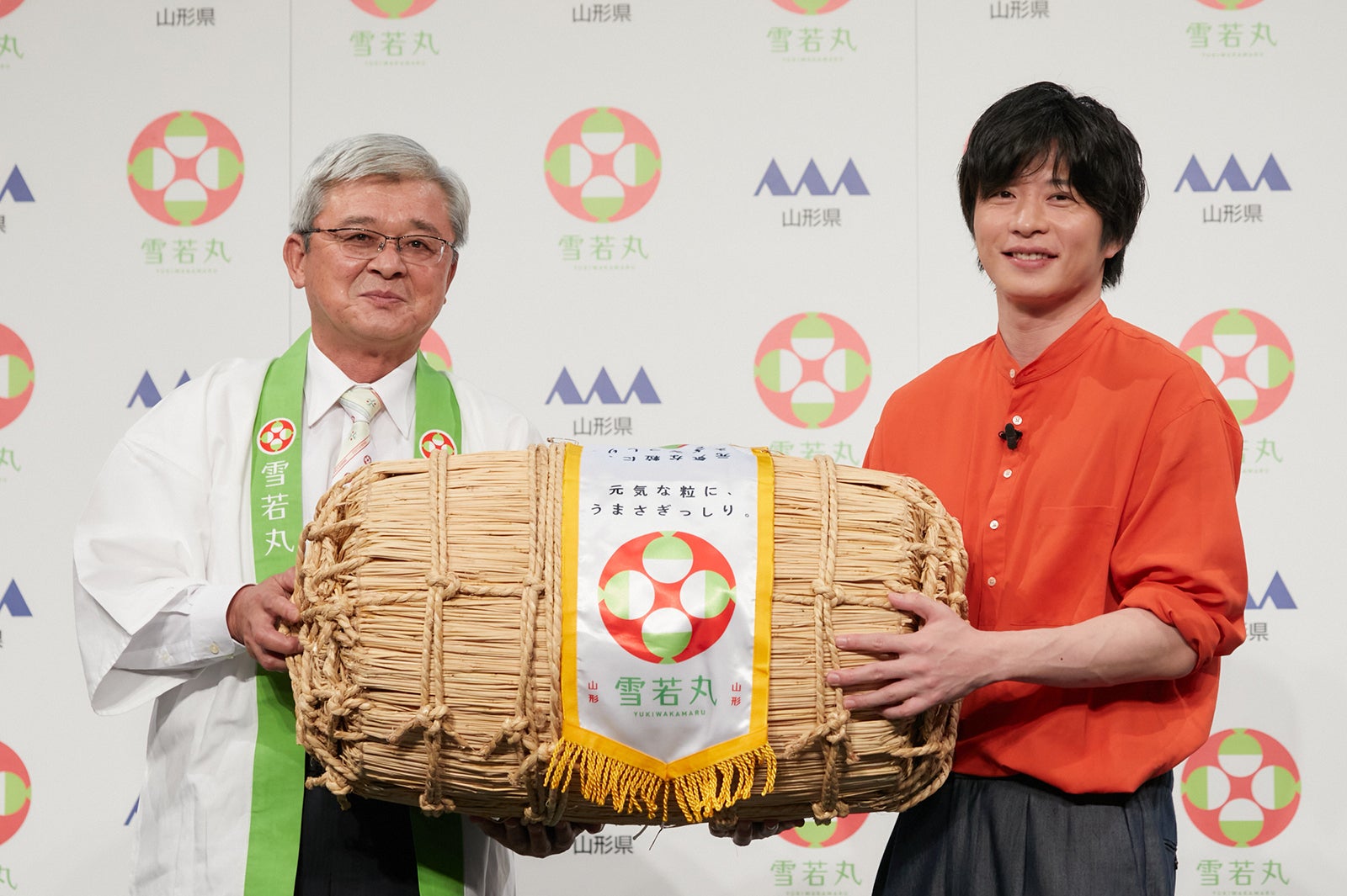 今年も米俵一俵を贈呈された田中圭（右）（提供写真）