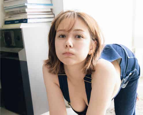 村重杏奈「人生で1番脱いじゃいました」美バスト披露「ViVi」グラビア第1弾表紙に登場