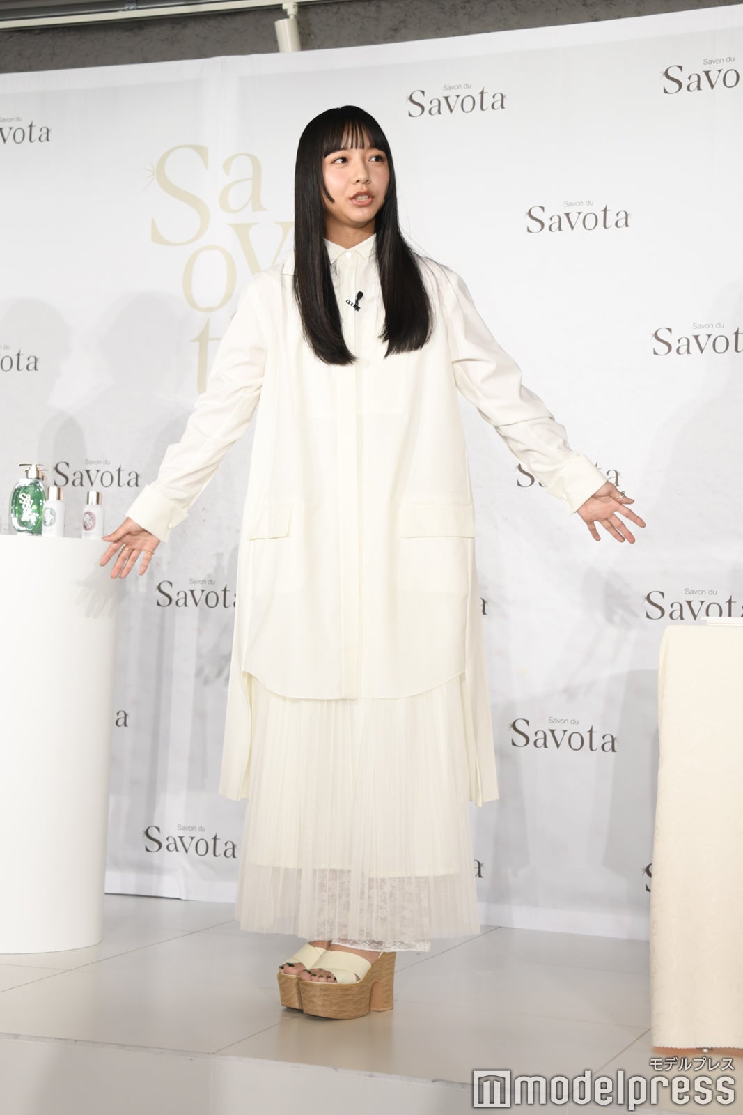 ホワイトコーデをアピールする山之内すず（C）モデルプレス