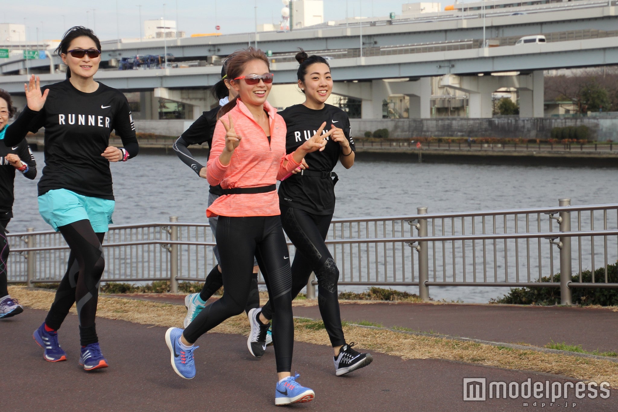 鈴木あや（写真中央）