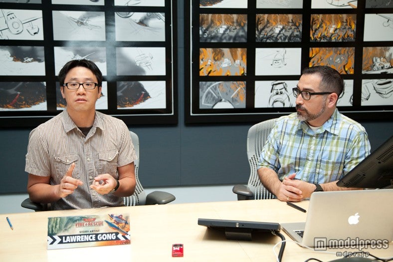 （左から）ローレンス・ゴング（ストーリー・アーティスト）、アート・ヘルナンデス（ストーリー・ヘッド）