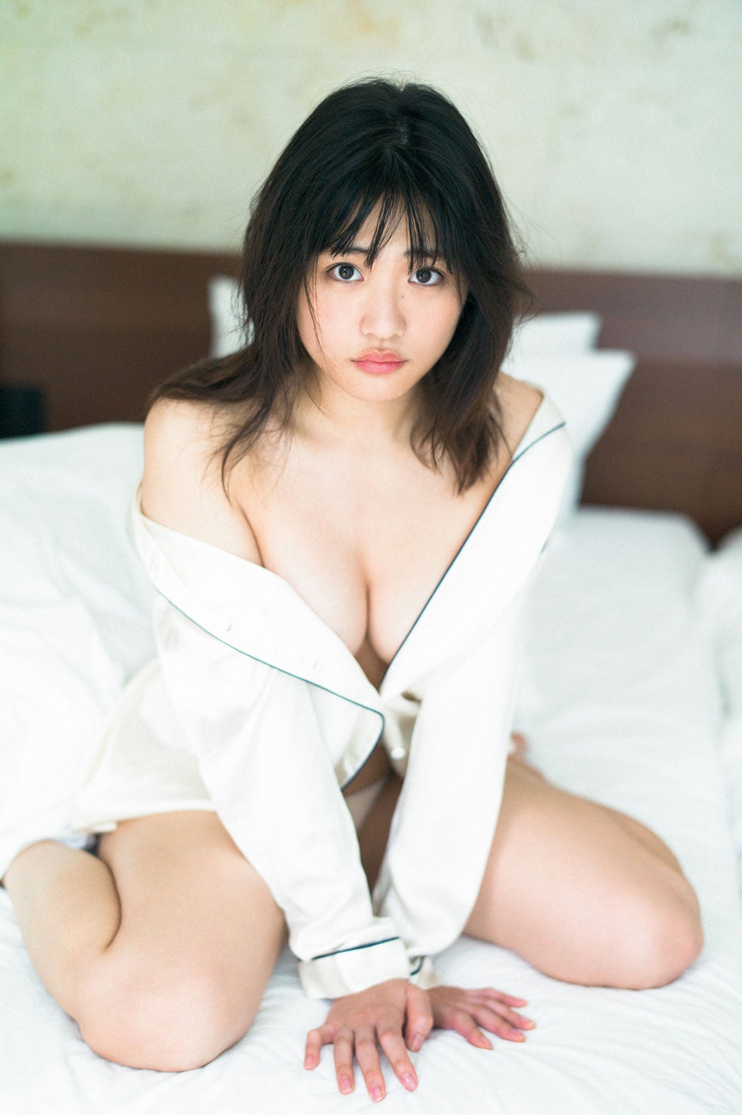 “令和のグラビアクイーン”石田桃香、色白美バスト開放「週マガ」初登場