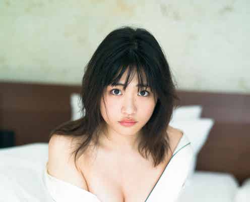 “令和のグラビアクイーン”石田桃香、色白美バスト開放「週マガ」初登場