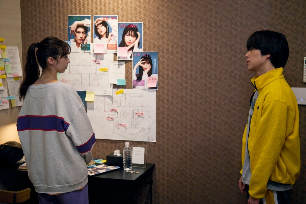 中条あやみ、重岡大毅（C）2024映画『ある閉ざされた雪の山荘で』製作委員会（C）東野圭吾／講談社