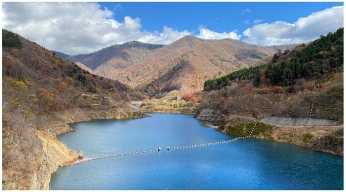 湖の水の色がコバルトブルーに輝く美しい奥四万湖