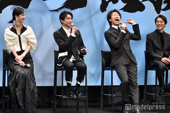 大爆発しすぎてしっかり音が聞こえているのに合図を出してきた助監督に「誰が見ても爆発してるわ!」とツッコんだ大泉洋と、その話を聞いて笑っている松本若菜と長尾謙杜と堤真一(C)モデルプレス