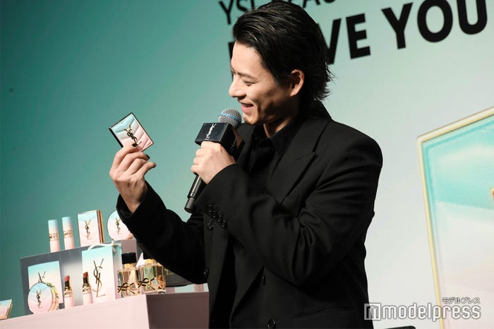 ジャケットからYSLのお気に入りアイテムを取り出し笑顔を見せる平野紫耀(C)モデルプレス