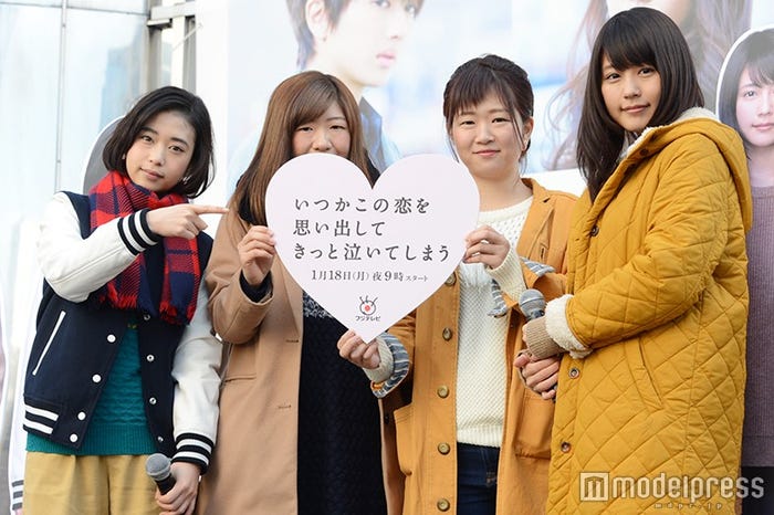 (左より)森川葵、当選者の2人、有村架純(C)モデルプレス