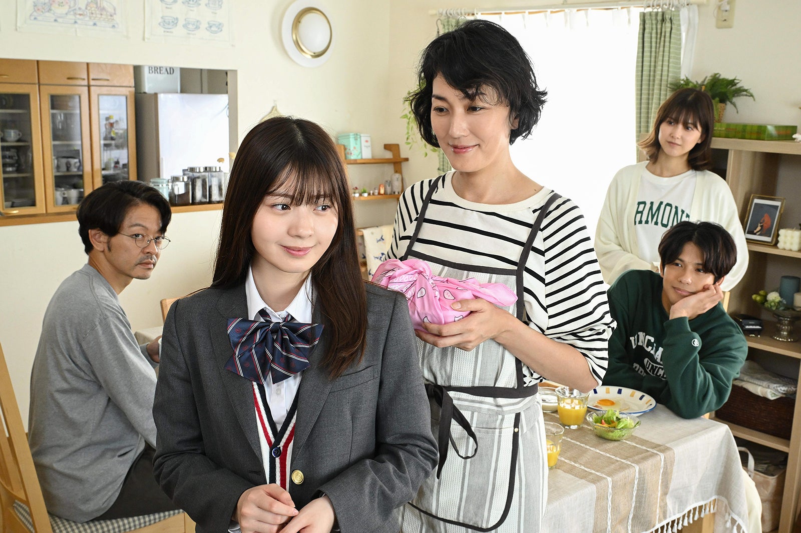 山中崇、星乃夢奈、板谷由夏、渡邉理佐、森崎ウィン（C）読売テレビ