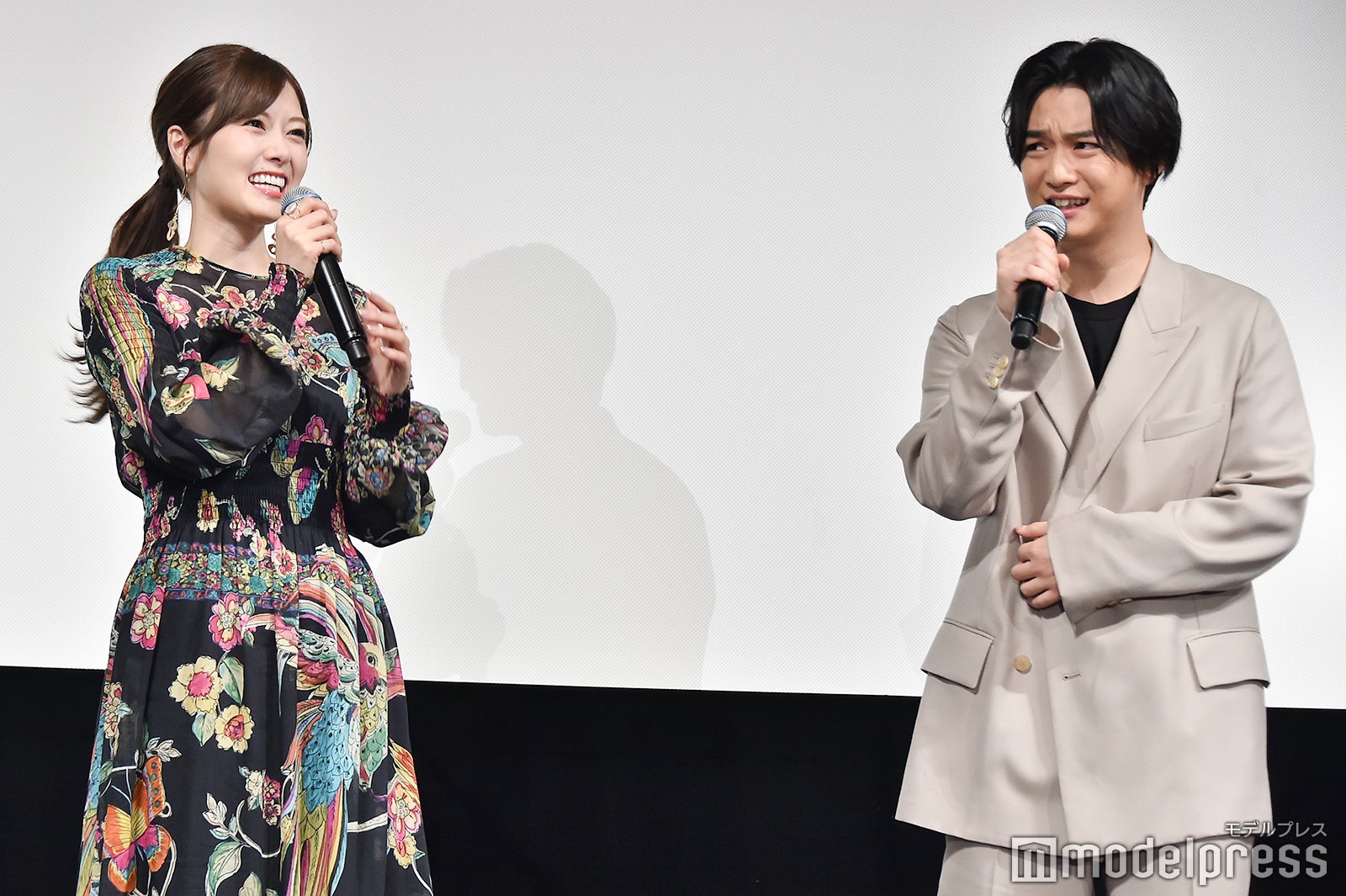 “ばーちー”“まいやん”で会話を交わす白石麻衣、千葉雄大 （C）モデルプレス