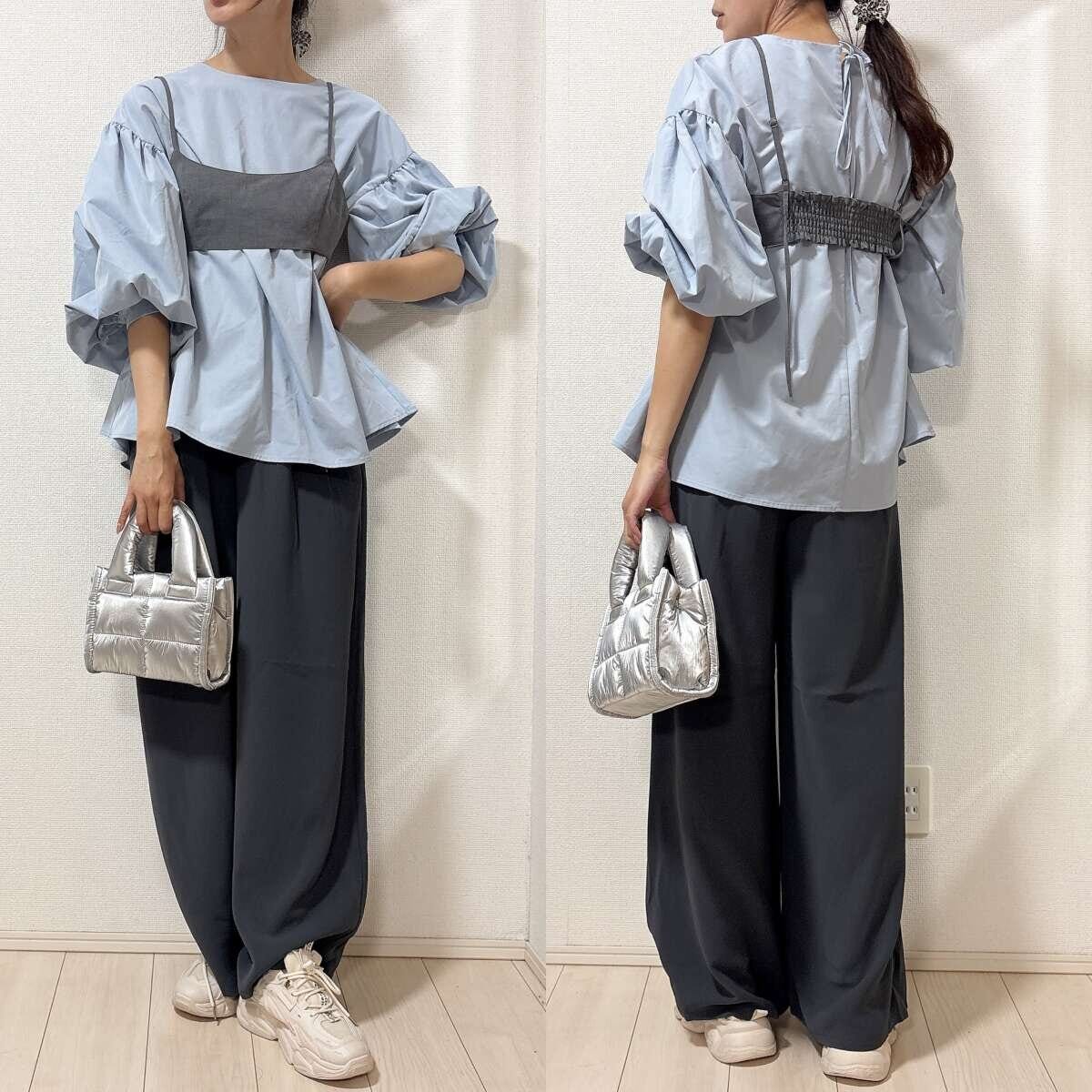 ライトブルーブラウスとグレービスチェとワイドパンツのメリハリコーデ全身