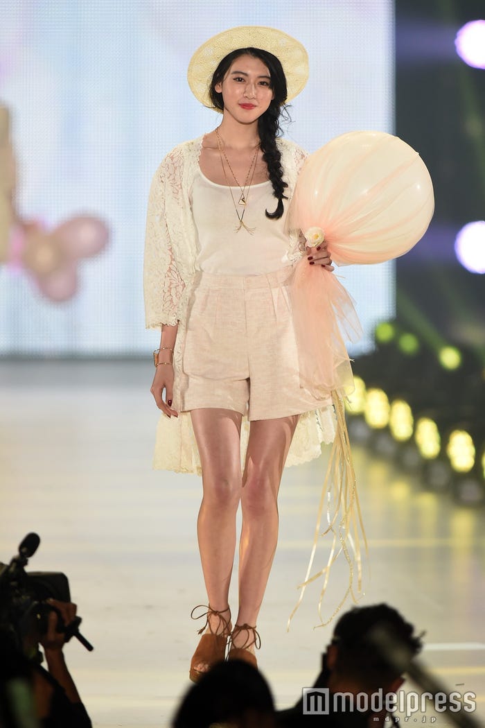渡辺と共演した三吉彩花(C)モデルプレス