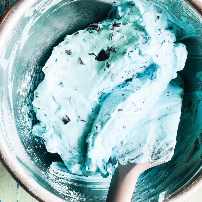 手順2：ミントリキュール、食紅を入れ混ぜる／画像提供：柏原歩