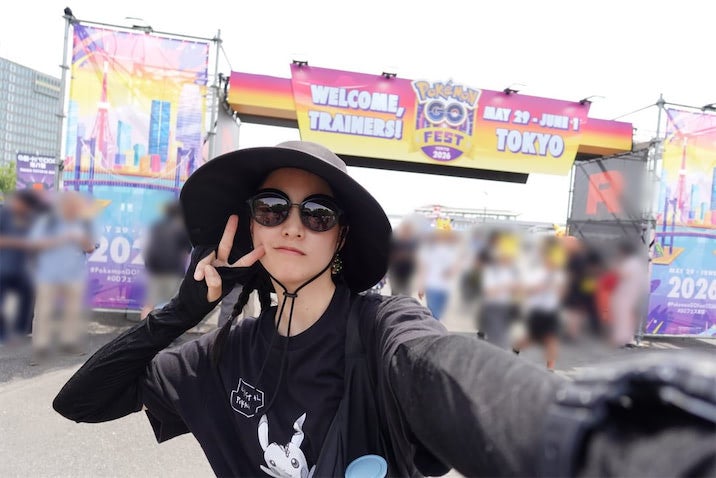 山本美月、両親と「ポケモンGOフェス」に参戦 ミミッキュとの2ショットも