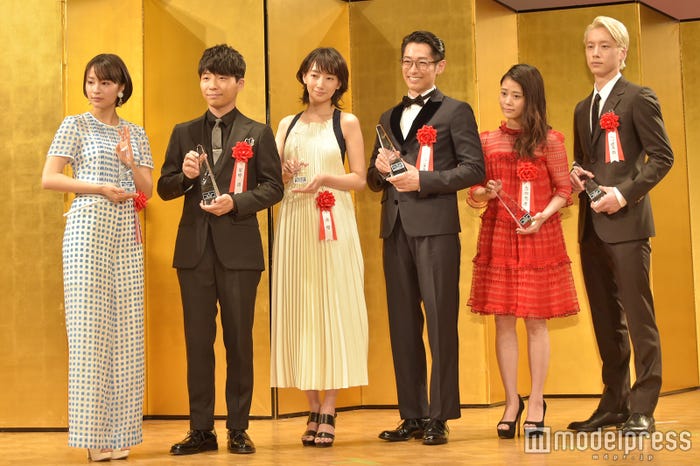 左から:「エランドール賞」新人賞を受賞した広瀬すず、星野源、波瑠、ディーン・フジオカ、高畑充希、坂口健太郎 (C)モデルプレス