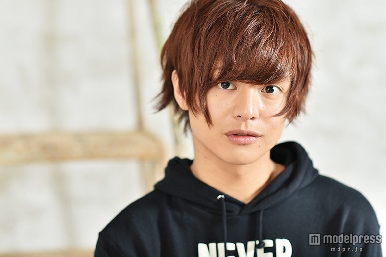 カラコンなしで臨んだ写真撮影、レンズを真っ直ぐ見つめる鈴木勤の思いとは