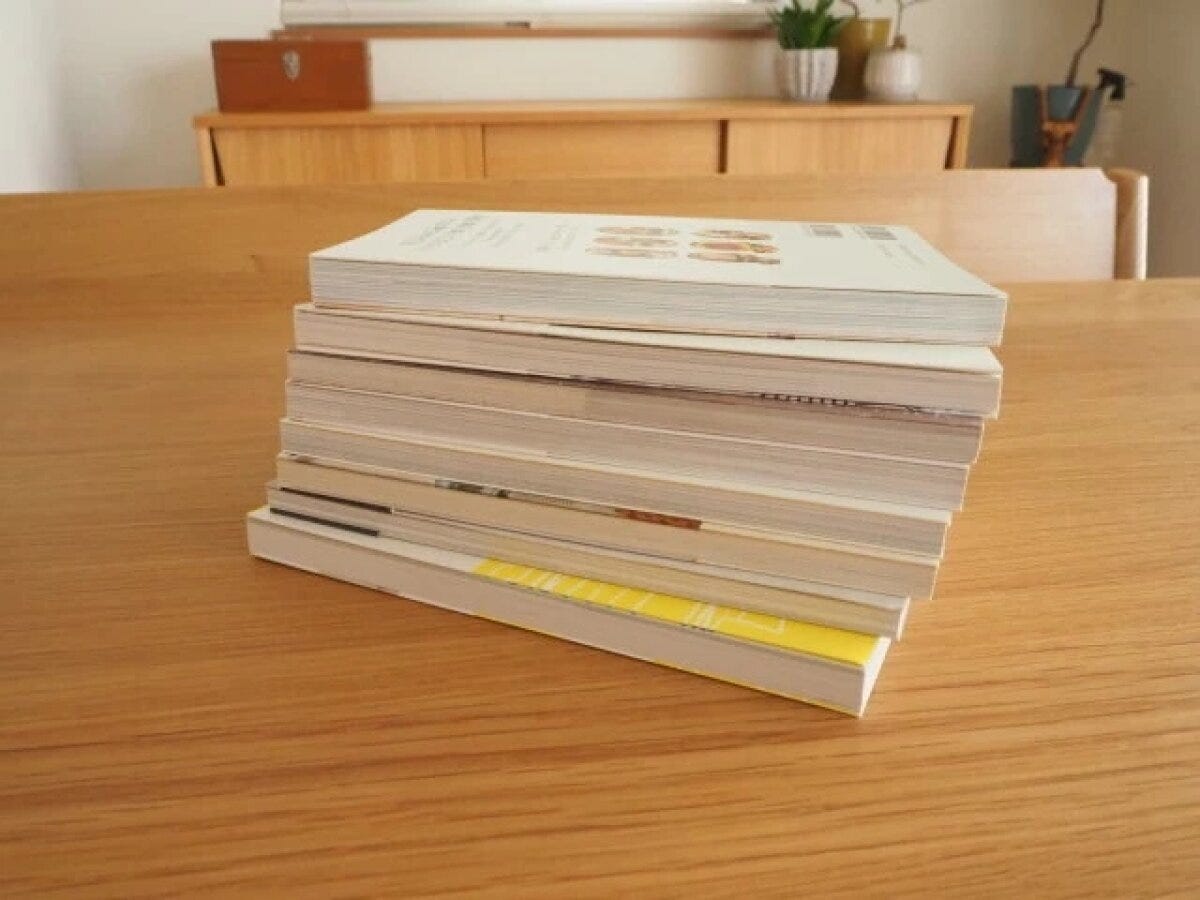 片付けや整理収納に関する本が数冊積み重ねられている