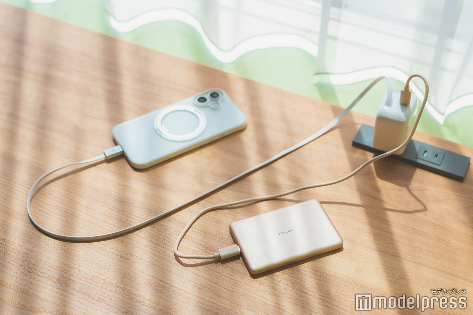 2台のデバイスを同時充電（C）モデルプレス