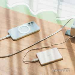 2台のデバイスを同時充電(C)モデルプレス