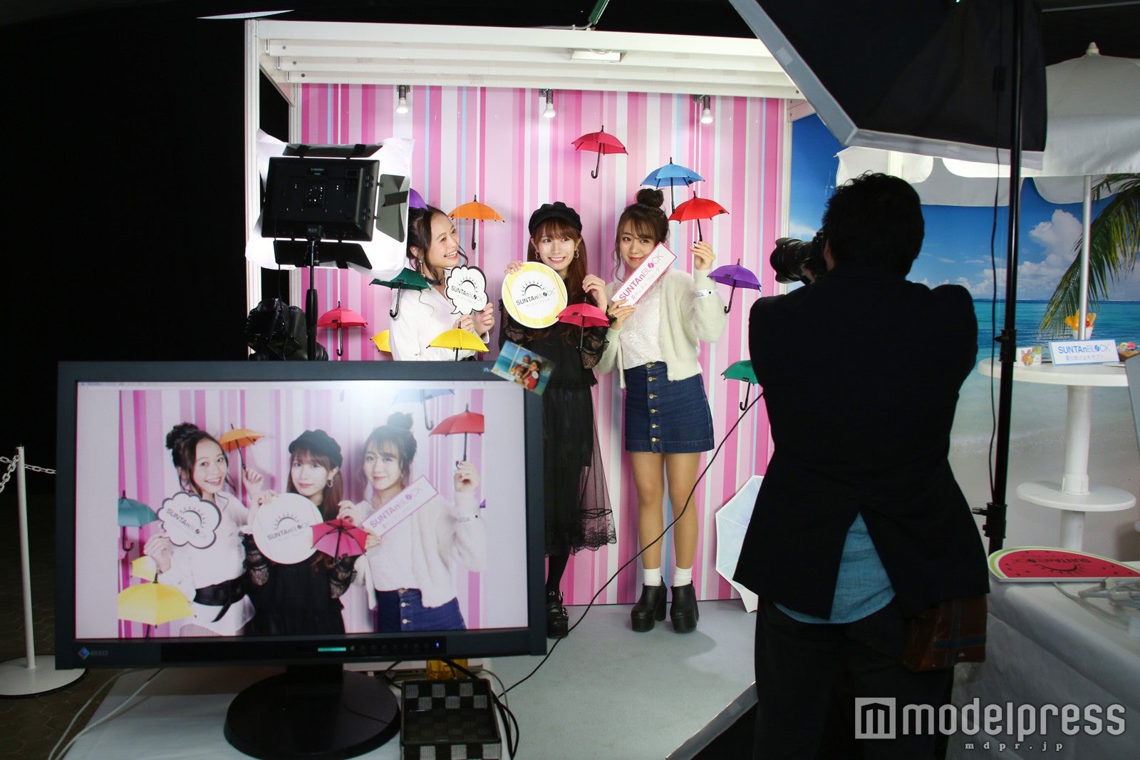 フォトプロップスを持って撮影（C）モデルプレス